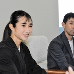 世界陸上選手権東京大会への意気込みを語る田中希実選手（左）と父の健智コーチ＝小野市役所