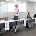 調査の内容を説明する加東市いじめ問題対策委員会の委員ら＝加東市役所