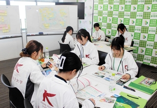 多可町について学ぶ甲南女子大学の学生ら＝同町役場