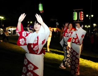 加東市夏のおどりで盆踊りを踊る「舞ＯＤＯＲＵＫＡＤＯ」のメンバーら＝８月３０日、同市社