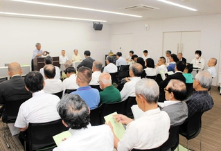 多可町長選、町議選の立候補予定者らの陣営が出席した説明会＝多可町役場