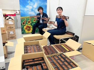 寄贈するそろばんにシールを貼って準備する小野市職員＝市伝統産業会館