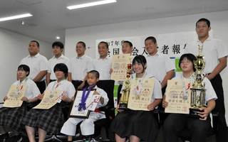 全国中学校体育大会の柔道女子７０キロ級で優勝した田中ひかりさん（前列右から２人目）ら＝小野市役所