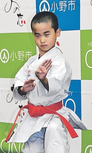 全日本少年少女空手道選手権の小学３年生形の部で準優勝し、演武を披露する帆先丈瑠さん