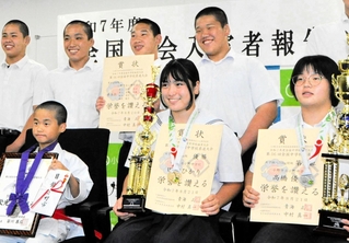 全国中学校柔道大会女子個人70キロ級で優勝した田中ひかりさん（前列右から２人目）ら＝小野市役所