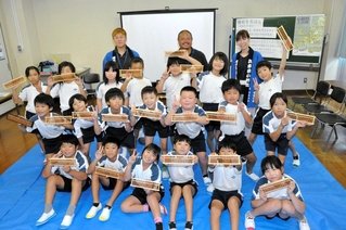 完成したそろばんを手にする児童ら＝中番小学校