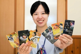 三草山の登頂記念に配布している近本カード＝加東市河高