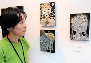 受賞作（右）などが並ぶ会場＝岡之山美術館