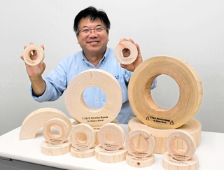 「食べられない木のバウムクーヘン」をＰＲする木原浩則さん＝多可町役場