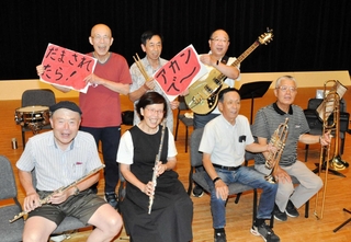 「だまされたらアカンで」を演奏する堺国洋さん（後列左）ら、ひまわり楽団のメンバー＝小野市うるおい交流館エクラ