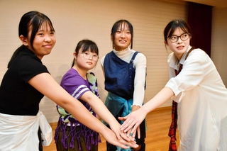 全国手話ダンス甲子園に出場する（左から）ミラクルー、ＧＢ－サイン、ノバーツ、アイリスのメンバー＝加西市北条町北条