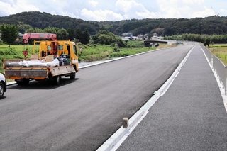 完成に向けて工事が進む松沢バイパス＝加東市内