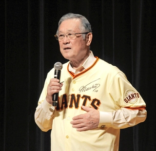 米大リーグの経験などを話す村上雅則さん＝西脇市下戸田