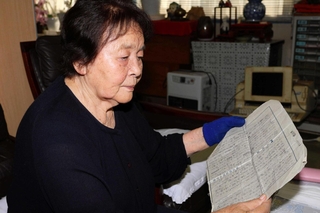 母みつゑさんがたんすにしまっていた作文を肌身離さず持ち歩く甲山安子さん＝多可町八千代区大和