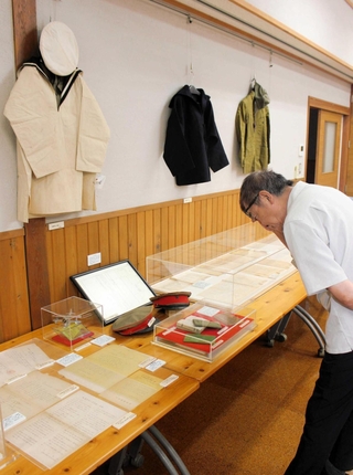 戦争の資料が並ぶ会場＝那珂ふれあい館