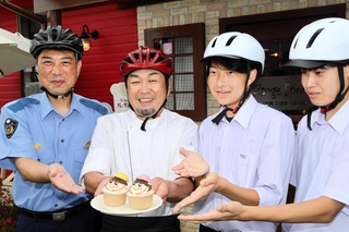 小野署、ルージュフォンセ、小野高校生が組んで考案した「ア・タマモーレ」＝小野市黒川町