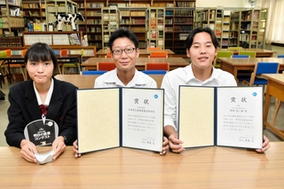 農業に関するアイデアを募るコンテストで入賞し、賞状や盾を手にする（左から）奈良岡咲紀さん、緒方太地さん、沢田悠二郎さん＝播磨農業高校