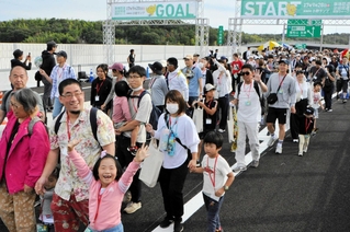 全線開通を前に東播磨道を歩く参加者＝小野市池尻町
