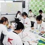 多可町について学ぶ甲南女子大学の学生ら＝同町役場