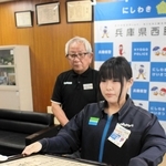署長感謝状を受け取る細田愛玲音さん。後ろは代理の原田福信オーナー＝西脇署