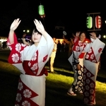 加東市夏のおどりで盆踊りを踊る「舞ＯＤＯＲＵＫＡＤＯ」のメンバーら＝８月３０日、同市社