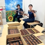 寄贈するそろばんにシールを貼って準備する小野市職員＝市伝統産業会館