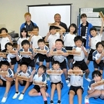 完成したそろばんを手にする児童ら＝中番小学校