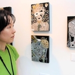 受賞作（右）などが並ぶ会場＝岡之山美術館