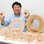 「食べられない木のバウムクーヘン」をＰＲする木原浩則さん＝多可町役場