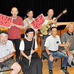 「だまされたらアカンで」を演奏する堺国洋さん（後列左）ら、ひまわり楽団のメンバー＝小野市うるおい交流館エクラ