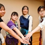 全国手話ダンス甲子園に出場する（左から）ミラクルー、ＧＢ－サイン、ノバーツ、アイリスのメンバー＝加西市北条町北条