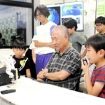 国際宇宙ステーションと交信する子ども（右手前）ら＝多可町役場