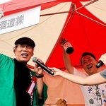 蔵元のブースで日本酒を堪能する吉田類さん（左）＝加東市社