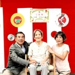 親族と一緒に記念撮影をする臼井てる子さん（中央）＝西脇市上戸田（提供）