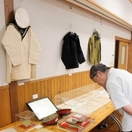 戦争の資料が並ぶ会場＝那珂ふれあい館