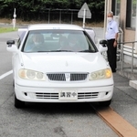 片輪を板に乗せて走行する参加者＝西脇自動車教習所