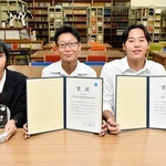 農業に関するアイデアを募るコンテストで入賞し、賞状や盾を手にする（左から）奈良岡咲紀さん、緒方太地さん、沢田悠二郎さん＝播磨農業高校