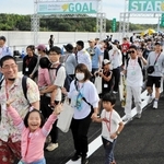 全線開通を前に東播磨道を歩く参加者＝小野市池尻町