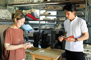 中村楓さん（左）を取材し、一冊の本にまとめた高橋武男さん＝加東市野村