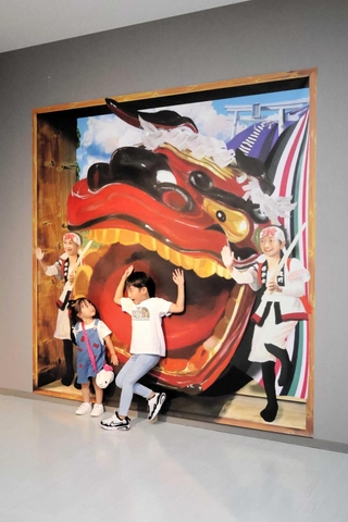 加東アート館に新たに設置された獅子舞の絵＝加東市下滝野