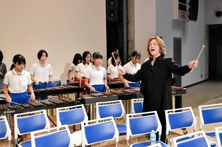 小学生らに演奏時に大切なことを教える西本智実さん（右）＝加西市民会館