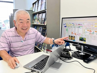 コメの成長と積算温度のデータを示す藤田健夫さん＝小野市役所