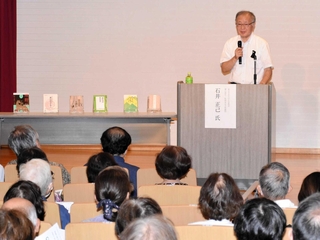 柳田国男の母、松岡たけと加西市の関係性について話す石井正己さん＝アスティアかさい