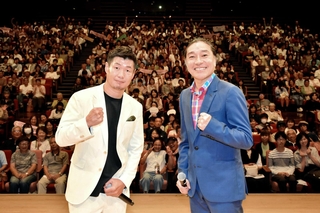 西脇市制２０周年を記念してトークした長谷川穂積さん（左）とトータス松本さん＝オリナスホール