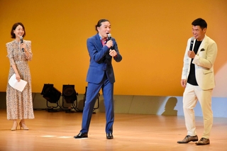 笑顔を見せる（左から）八木早希さん、トータス松本さん、長谷川穂積さん＝オリナスホール