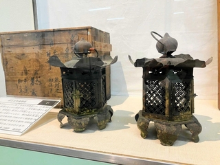 調査で見つかった顕王神社の釣灯籠＝小野市立好古館
