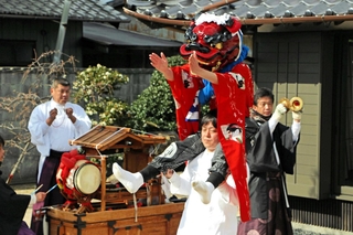 昨年１月に披露された「魁曲（らんぎょく）」。佐保神社の秋祭りでも奉納される＝広島県尾道市（木村利太夫さん提供）