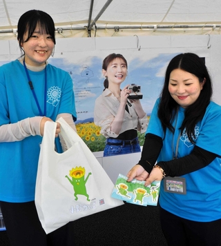 東播磨道全線開通記念ウオークでも販売された小野かっぱのエコバッグとステッカー＝小野市池尻町