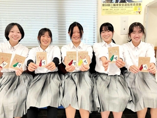ストラップを持つ小野工業高校生活創造科の生徒＝小野署