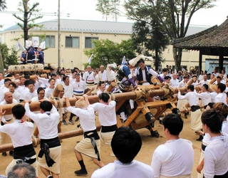 屋台を左右に激しく揺らす「あばれ太鼓」＝西脇市高田井町